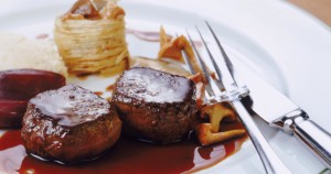 Filete de res al vino tinto con champiñones